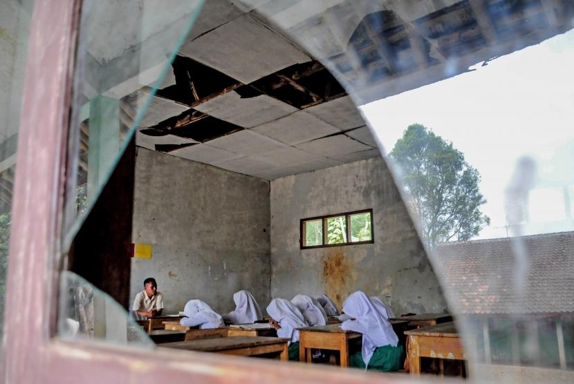 Suasana proses belajar mengajar di ruang kelas yang rusak di Madrasah Ibtidaiyah di Desa Parankalima, Lebak, Banten, Selasa (27/8/2019).