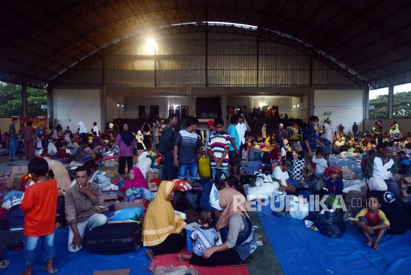 Sejumlah pengungsi saat tiba di Posko Pengungsian di Kalianda, Lampung Selatan, Rabu (26/12).