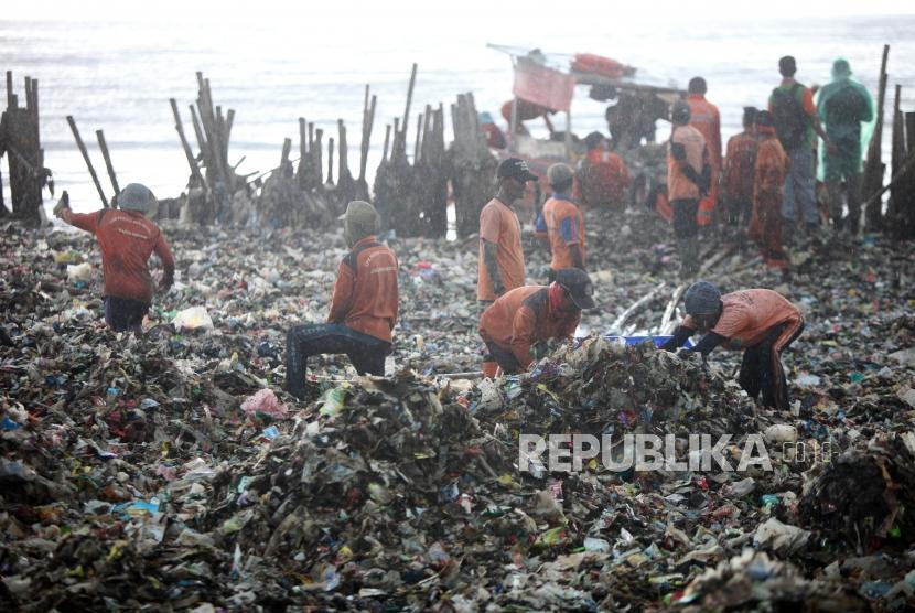 Petugas PPSU mengangkut sampah yang menumpuk di Muara Angke, Jakarta, Sabtu (17/3).