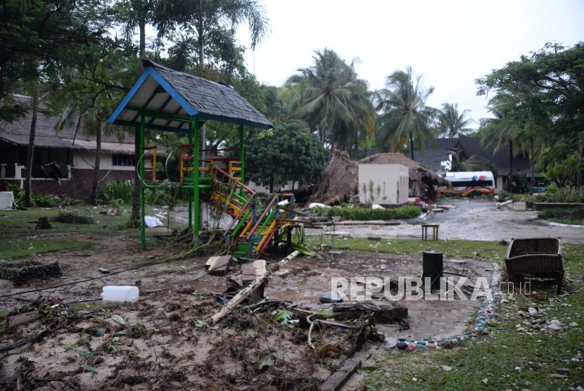 Dampak kerusakan akibat bencana Tsunami di Pantai Tanjung Lesung, Banten, Jawa Barat, Ahad (23/12).
