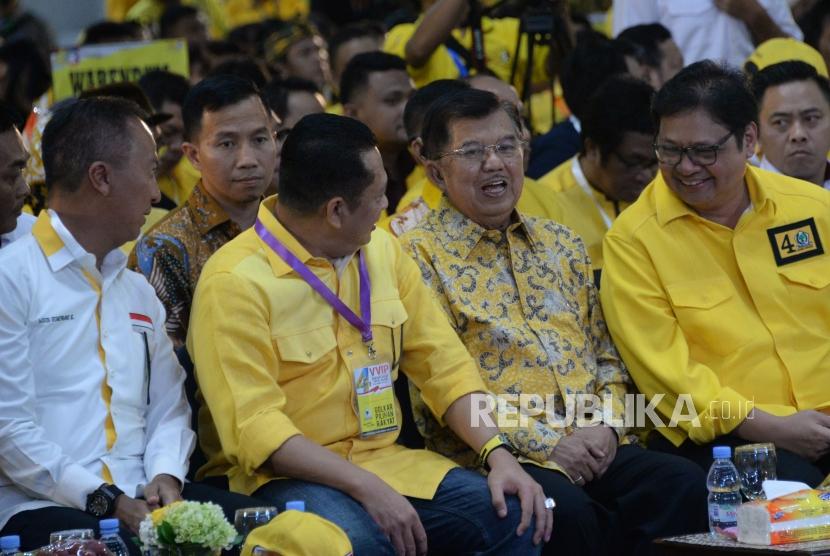 Tokoh Senior Partai Golkar Jusuf Kalla berbincang bersama Ketua Umum Partai Golkar Airlangga Hartarto, Ketua DPR Bambang Soesatyo dan Mensos Agus Gumiwang Kartasasmita saat menghadiri kampanye terbuka partai golkar di Istora Senayan, Jakarta, Selasa (9/4).