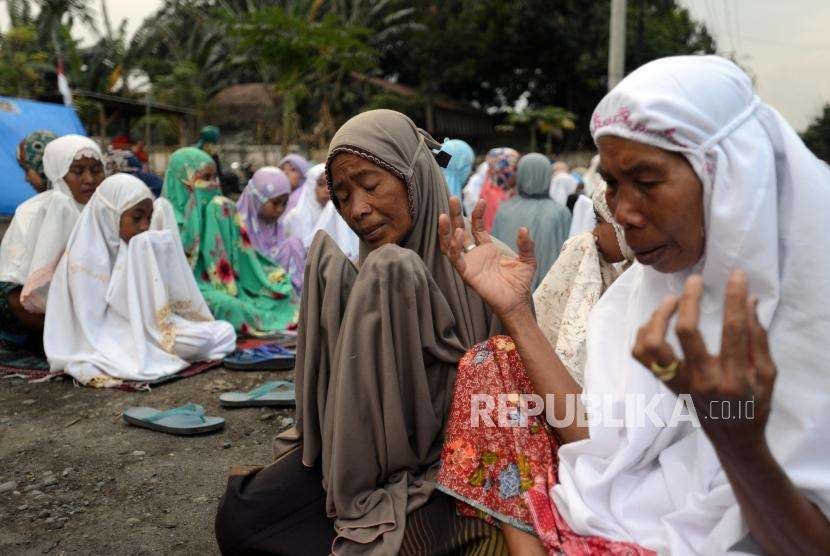 Sejumlah warga Kampung Jejangkadaya melaksanakan doa bersama di Desa Pringgabaya, Lombok Timur, Nusa Tenggara Barat.