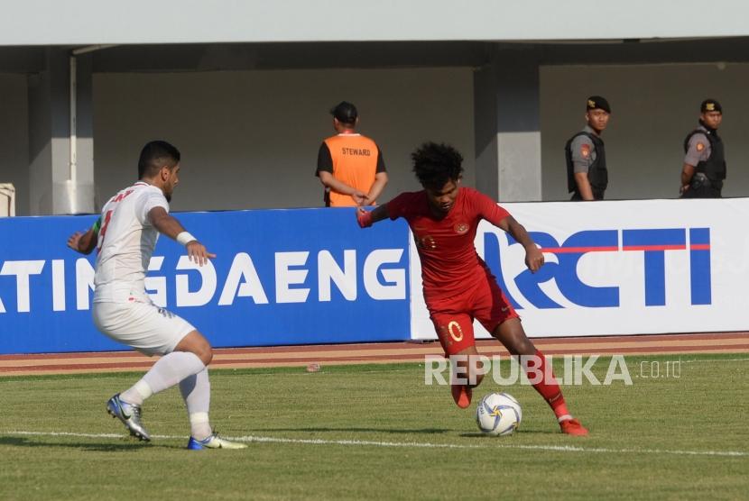 Pesepak bola timnas Indonesia U19 Bagus Kahfi (kanan).