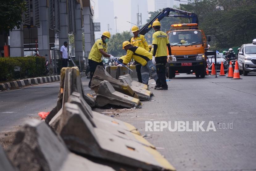 Petugas Bina Marga merapikan pembatas jalur transjakarta pasca aksi 24 September 2019 di Gedung DPR/MPR Senayan, Jalan Gatot Soebroto, Jakarta, Rabu (25/9/2019).