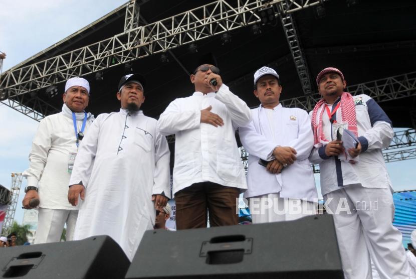 Calon presiden nomor urut 2 Prabowo Subianto (tengah) memberikan sambutan saat mengikuti reuni aksi 212 di Lapangan Monumen Nasional, Jakarta, Ahad, (2/12).