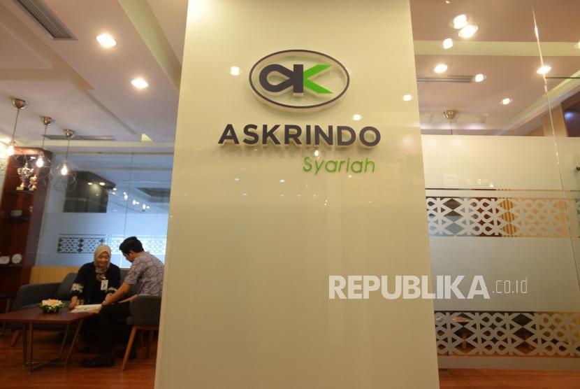 Karyawan melayani nasabah di Kantor Askrindo Syariah, Jakarta, beberapa waktu lalu.