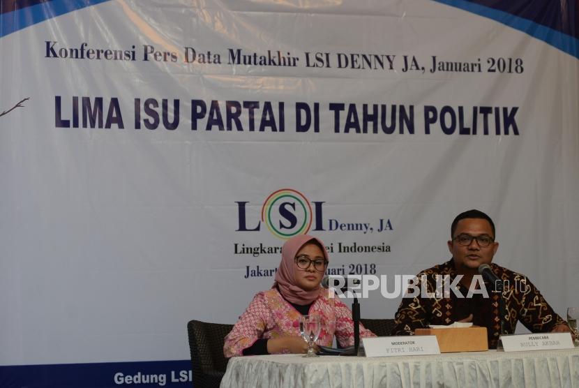Peneliti Lingkaran Survei Indonesia (LSI) Denny JA, Rully Akbar (kanan) memaparkan hasil survei bertema ‘Lima Isu Partai di Tahun Politik’ di Jakarta, Rabu (24/1).