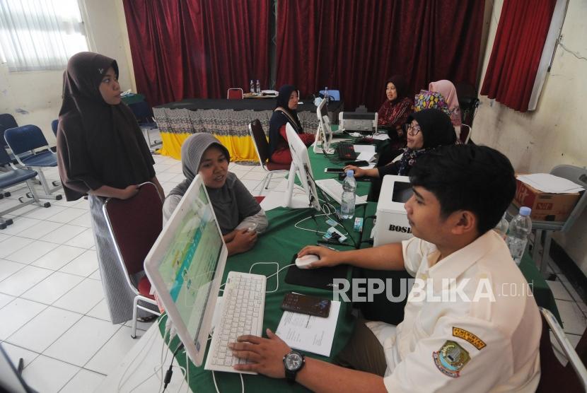 Pendaftaran PPDB Online. Sejumlah orang tua mendatangi sekolah SMPN 1 Kota untuk mencari info pendaftaran Peserta Didik Baru (PPDB) daerah Bekasi, Jawa Barat, Selasa (2/7).