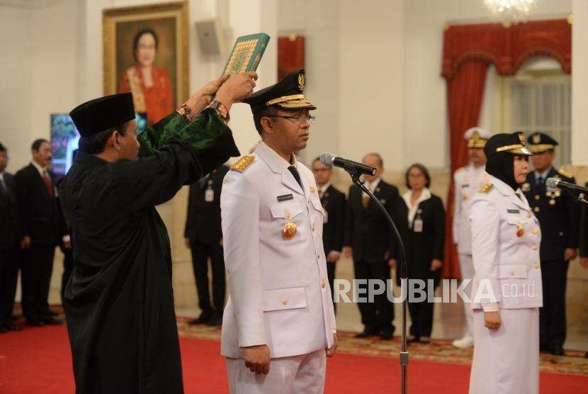 West Nusa Tenggara Governor-elect Zulkieflimansyah (left) and his deputy-elect Sitti Rohmi Djalilah state their oath of office at State Palace, Jakarta, Wednesday (Sept 19).