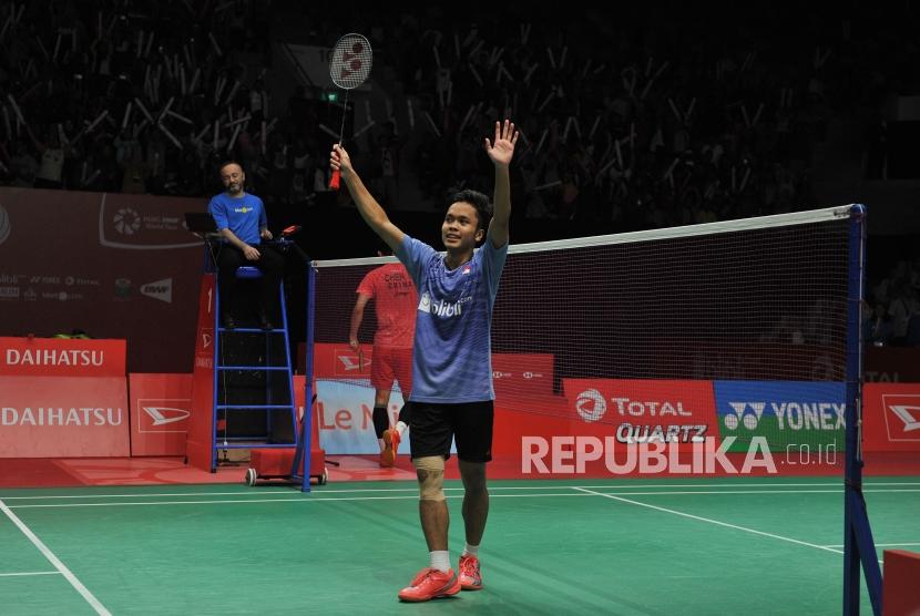 Pebulutangkis tunggal putra Indonesia Anthony Sinisuka Ginting seusai mengalahkan tunggal putra China Chen Long dalam babak perempat final Daihatsu Indonesia Master 2018 di Istora Senayan, Jakarta, Jumat (26/1).