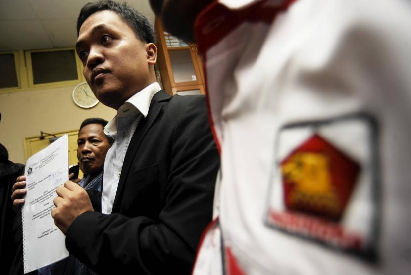 Ketua Bidang Hukum DPP Partai Gerindra, Habiburokhman (tengah)