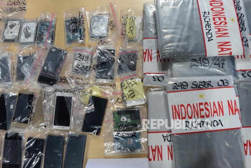 Sejumlah barang bukti diperlihatkan saat pengungkapan kasus Fintech Ilegal di Jakarta, Selasa (8/1).