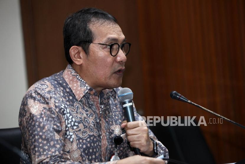 Wakil Ketua KPK Saut Situmorang memberikan keterangan kepada media saat konferensi pers di  Gedung KPK, Jakarta, Jumat (10/11).