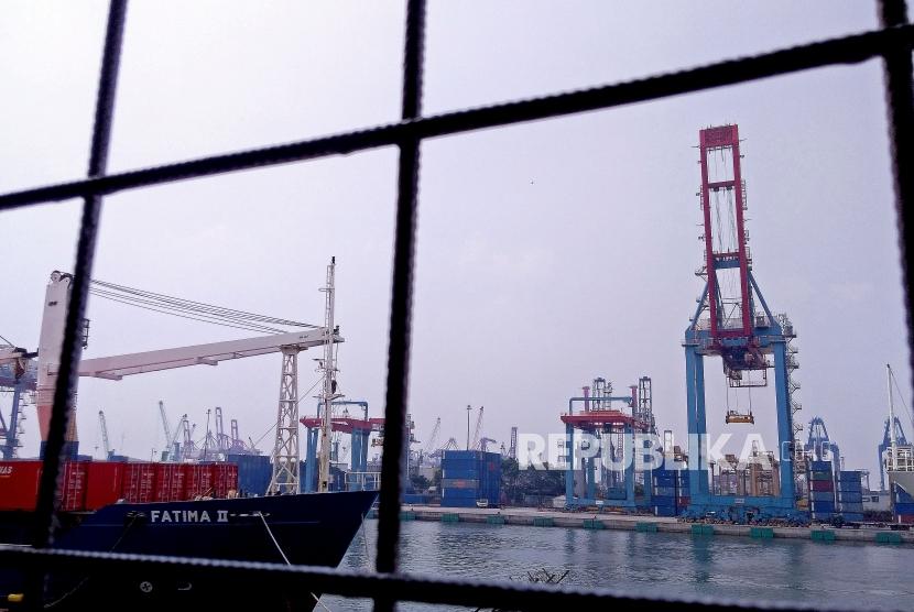 Aktivitas bongkar muat peti kemas di Pelabuhan Tanjung Priok, Jakarta, Senin (24/6).
