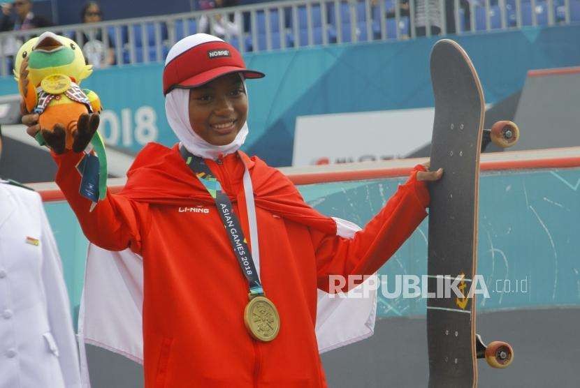 Atlet skateboard putri Indonesia Nyimas Bunga Cinta mengikuti upacara pengalungan medali Asian Games 2018 (ilustrasi). Nyimas Bunga Cinta mendapatkan penghargaan dari barbie sebagai sosok panutan olahraga remaja perempuan Indonesia.