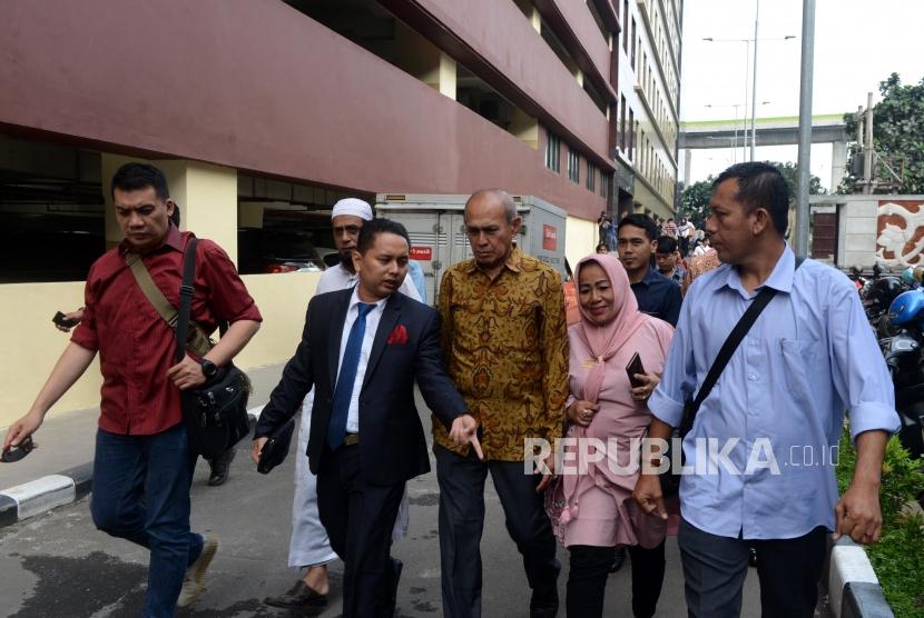 Mantan Kepala Staf Komando Cadangan Strategis Angkatan Darat (Kostrad) Mayor Jenderal (Purn) Kivlan Zen berjalan usai menjalani pemeriksaan di Bareskrim Polri, Jakarta, Senin (13/5).