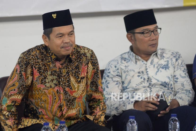 Bupati Purwakarta Dedi Mulyadi bersama Walikota Bandung Ridwan Kamil saat hadir dalam dialog terbuka di Auditorium PJS UI, Depok, Jawa Barat, Kamis (21/12).