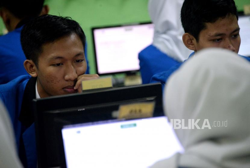 (Ilustrasi) Sejumlah siswa mengikuti Ujian Nasional Berbasis Komputer (UNBK) di Sekolah Menengah Kejuruan (SMK) Negeri 47 Jakarta, Senin (25/3).