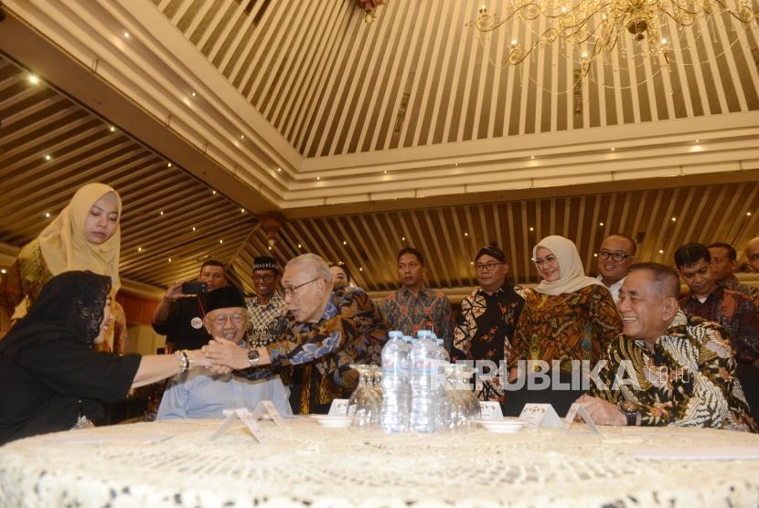 Menteri Pertahanan Ryamizard Ryacudu (kanan) bersama Wakil Presiden RI ke-6 Try Sutrisno (ketiga kiri), Rachmawati Soekarnoputri (kiri) dan Salahudin Wahid (kedua kiri) saat menghadiri  acara Silaturahmi dan Dialog Tokoh Bangsa di Jakarta, Senin (12/8).