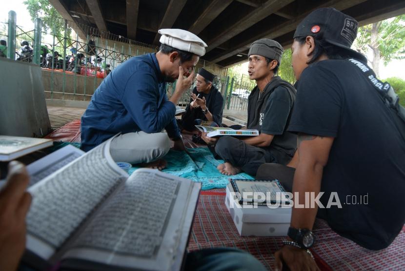 Komunitas Tasawuf Underground menggelar pengajian rutin di kolong jembatan flyover Tebet, Jakarta, Jumat (27/9/2019).