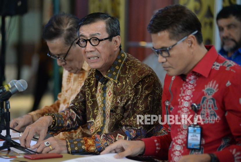 Menteri Hukum dan HAM Yasonna Laoly memberikan keterangan pers di Jakarta, Jumat (20/9).