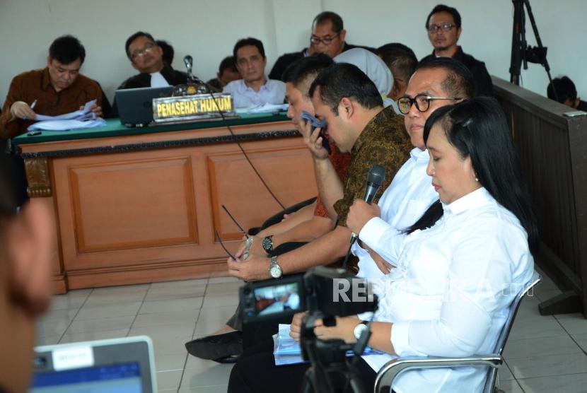 Sejumlah saksi dihadirkan pada sidang terdakwa suap proyek Meikarta Billy Sindoro, di antaranya Kabid Tata Ruang Dinas PUPR Pemkab Bekasi Neneng Rahmi Nurlaely (kanan) dan Kepala Dinas PUPR Jamaludin (kedua kanan), di Pengadilan Tipikor Bandung, Jalan LRE Martadinata, Kota Bandung, Senin (21/1).