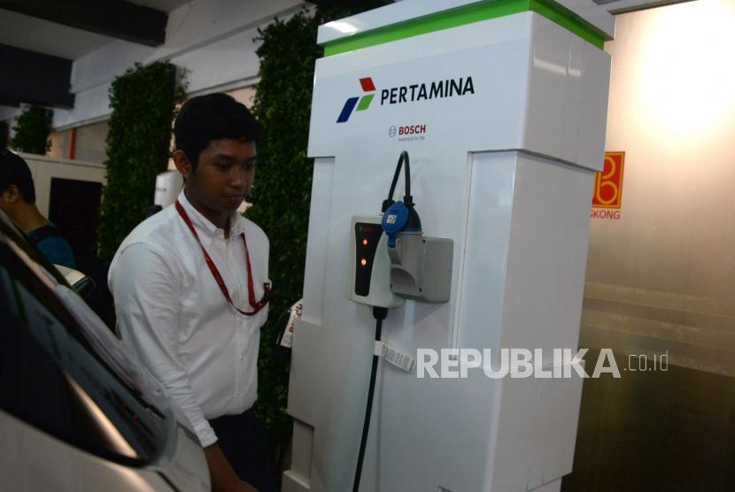 Seorang tamu melintas didekat Green Energy Station (GES) di SPBU COCO Pertamina, Kuningan, Jakarta, Senin (10/12).