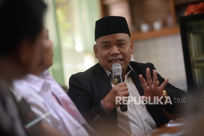 Relawan #2019GantiPresiden Mustofa Nahrawardaya menyampaikan pendapatnya dalam diskusi Polemik di Jakarta, Sabtu (5/5).