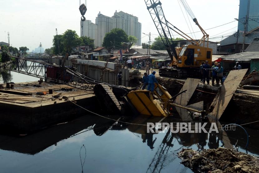 Sejumlah pekerja mengevakuasi crane yang jatuh di Kemayoran, Jakarta, Kamis (6/12).