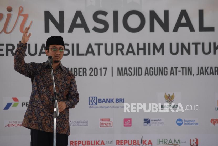 Ustad Yusuf Mansur memberikan ceramah sebagai pembuka acara Festival Republik di Masjid Agung At-Tin, Jakarta, Jumat (29/12).