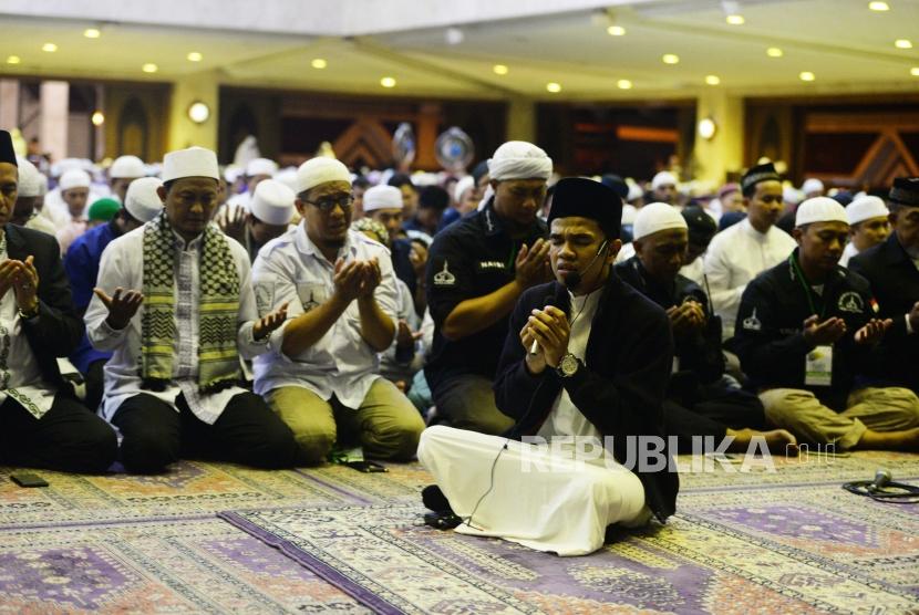 Qori Muda Muzammil   Hasballah memimpin doa usai salat maghrib dalam acara Dzikir Nasional 2018 di Masjid At-Tin Jakarta Timur, Senin (31/12).