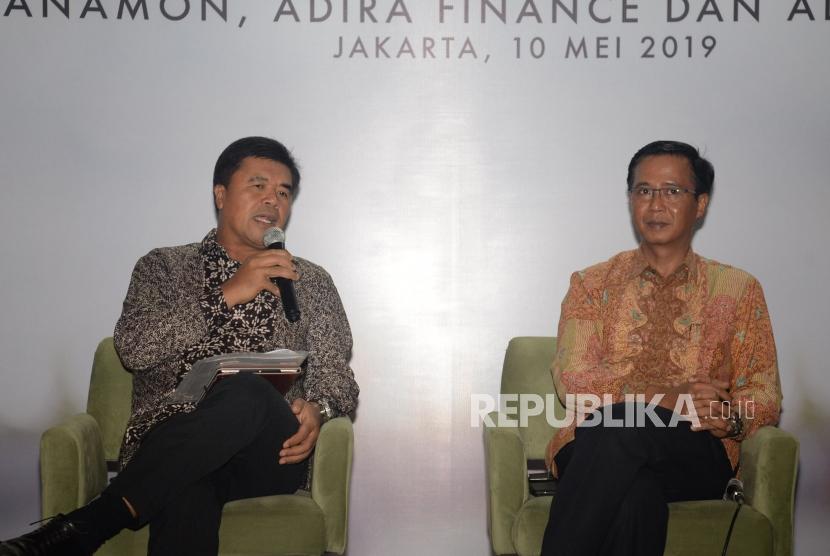 Direktur Keuangan Adira Finance I Dewa Made Susila (kiri) bersama Direktur Syariah Bank Danamon Herry Hykmanto (kanan) menjadi narasumber dalam talkshow buka puasa bersama media dengan Bank Danamon, Adina Finance dan Adira Insurance di Jakarta, Jumat (10/5).