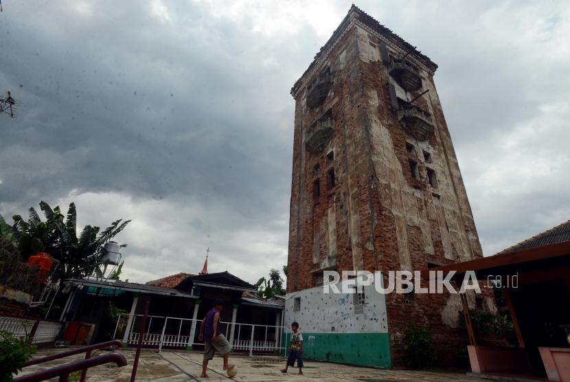  Menara Air Manggarai. Pemerintah Provinsi DKI Jakarta menetapkan Menara Air Balai Yasa Manggarai sebagai bangunan cagar budaya. Bangunan bersejarah yang terletak di Kelurahan Manggarai, Kecamatan Tebet, Jakarta Selatan, ini merupakan saksi bisu perkembangan perkeretaapian di Jakarta.