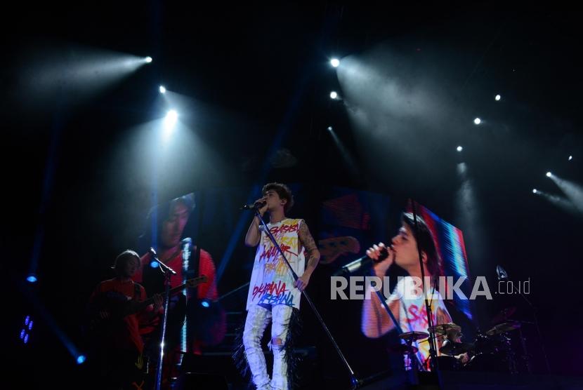 Grup Band Rock asal Jepang, One Ok Rock saat tampil sebagai supporting act pada konser bertajuk Ed Sheeran Divide World Tour 2019 di Stadion Utama Gelora Bung Karno, Jakarta, Jumat (3/5).