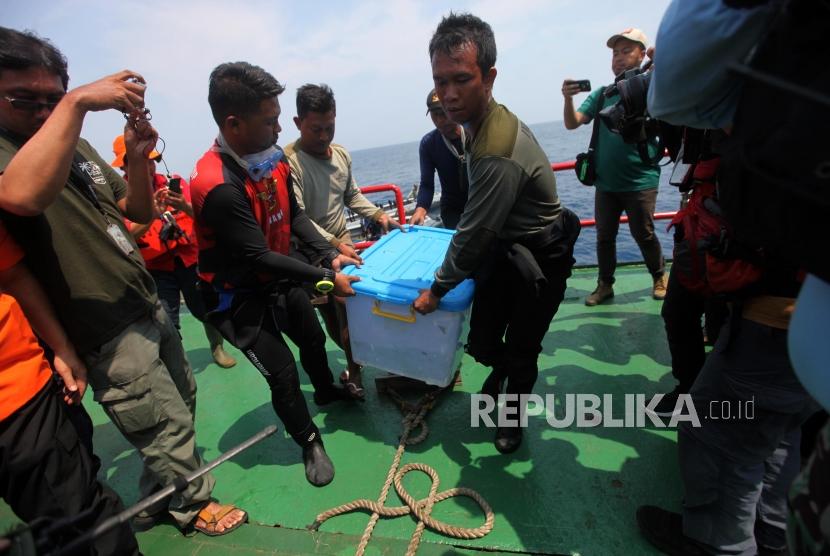 Petugas gabungan dari TNI AL dan Basarnas mengangkat boks yang berisi Black Box pesawat Lion Air JT-610 dari laut ke KR Baruna Jaya I di perairan Karawang, Jawa Barat, Kamis (1/11).