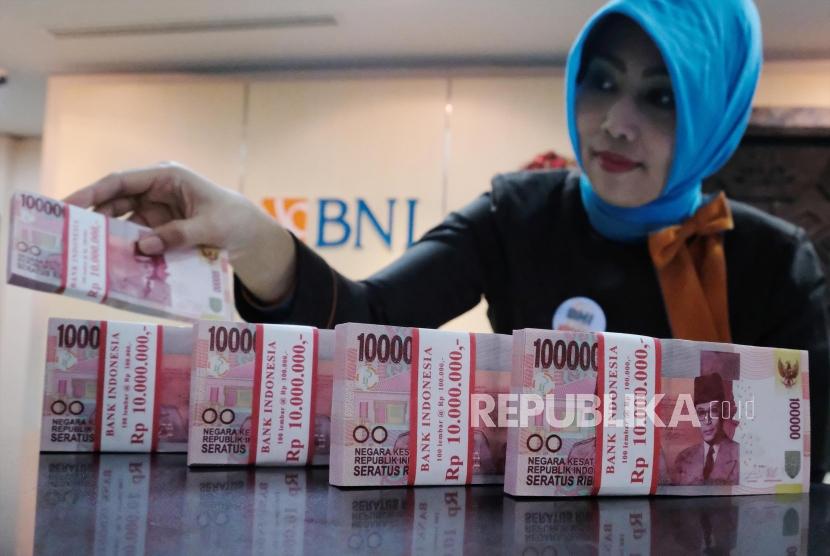 Aktivitas transaksi perbankan di banking hall BNI, Jakarta.