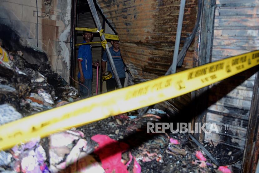Pedagang melihat kios yang terdampak kebakaran di Pasar Tanah Abang Blok C, Jakarta, Senin (22/4).