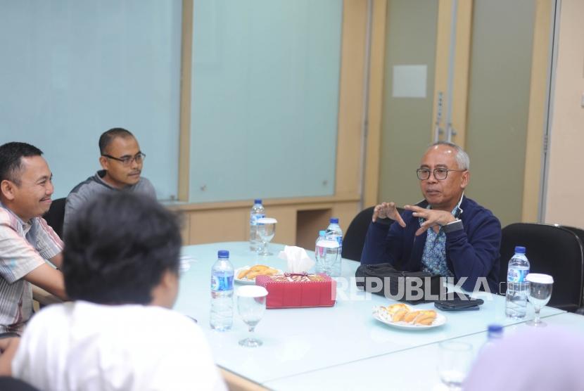 Direktur Utama PT Pembangunan Jaya Ancol Paul Tehusijarana menjelaskan dalam kunjungan ke kantor Harian Republika,Jakarta, Jumat (10/11).