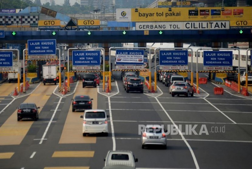 Sejumlah kendaraan melintasi gerbang tol Cililitan, Jakarta, Selasa (31/10).