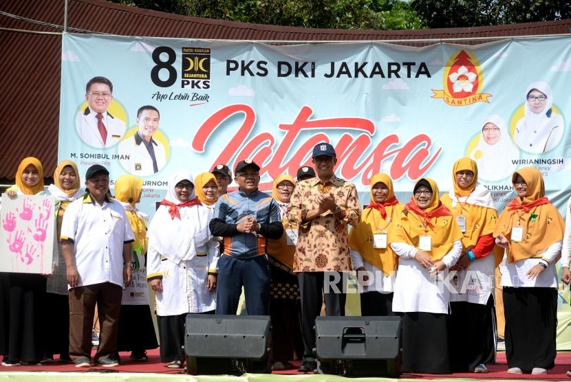 Latansa PKS. Presiden PKS Sohibul Iman (depan kiri) bersama Gubernur DKI Jakarta Anies Baswedan (depan kanan) berada di mimbar saat pembukaan Latansa PKS di Bumi Perkemahan Cibubur, Jawa Barat, Ahad (8/4).