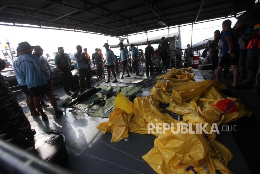 Body bags of the victims and debris of Lion Air flight JT 610 aircraft brought to Jakarta by KRI Sikuda, West Java, Thursday (Nov 1).
