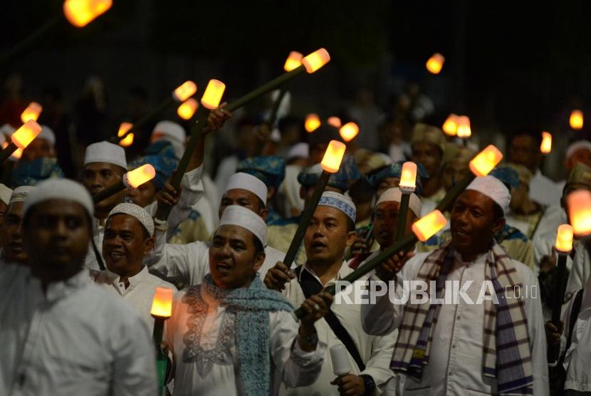 Keutamaan Bulan Muharram Menurut Ibnu Katsir. Sejumlah peserta mengikuti pawai obor elektrik pada Jakarta Muharram Festival di Jalan MH Thamrin, Jakarta, Sabtu (31/8).