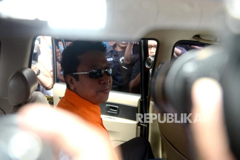 Ditahan KPK. Ketum PPP Romahurmuziy mengenakan rompi tahanan usai menjalani pemeriksaan di KPK, Jakarta, Sabtu (16/3/2019).