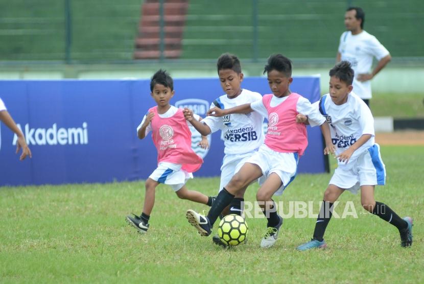 Sejumlah anak dari Akademi Persib berlatih di Lapangan Stadion Siliwangi, Kota Bandung.