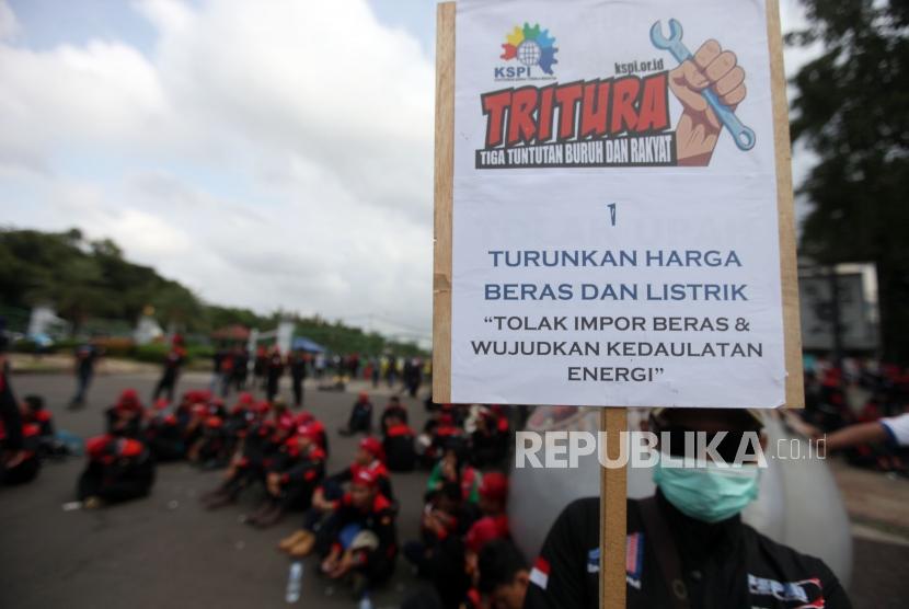 Massa yang tergabung dalam Federasi Serikat Pekerja Metal Indonesia (FSPMI) melakukan aksi unjuk rasa. (Ilustrasi)