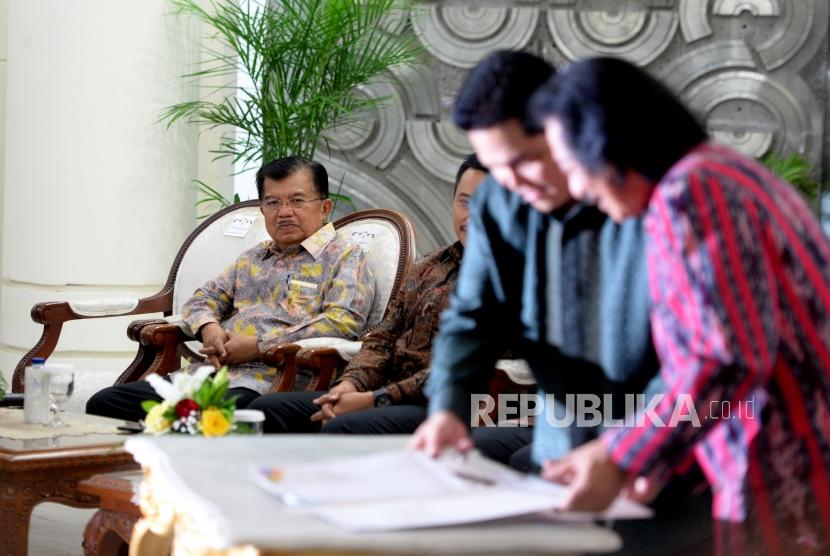 Wakil Presiden  sekaligus Ketua Pengarah Asian Games 2018, Jusuf Kalla (kiri)  menyaksikan penandatangaan kerjasama sponsor Asian Games 2018 di Istana Wapres, Jakarta, Rabu (6/12).