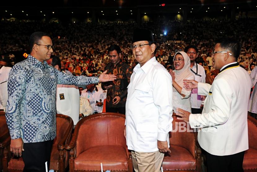 Presiden PKS Sohibul Iman (kanan) bersama Ketua Umum Partai Gerindra Prabowo Subianto (tengah) dan Gubernur DKI Jakarta Anies Baswedan (kiri) menghadiri perayaan ulang tahun PKS di Sentul International Convention Center (SICC), Bogor, Jawa Barat, Ahad (13/5).