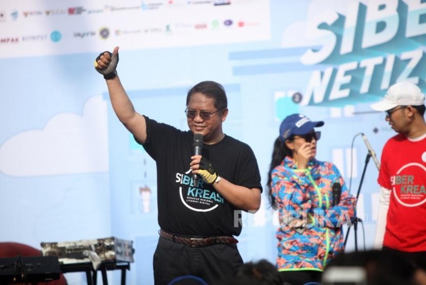 Menkominfo Rudiantara memberikan sambutan saat acara Siberkreasi Netizen Fair 2017 di kawasan CFD, Jalan Sudirman, Jakarta, Ahad (5/11).