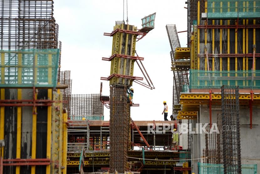 Pekerja menyelesaikan proyek rumah susun di Jakarta. ilustrasi