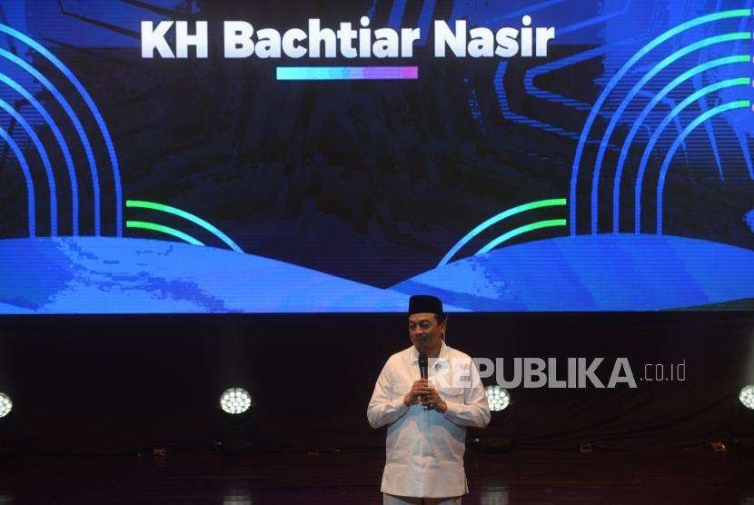 Pimpinan AQL, Ustaz Bachtiar Nasir  memberikan  sambutan dalam acara 10 tahun AQL Islamic Center di Balai Kartini, Jakarta, Selasa (11/9).
